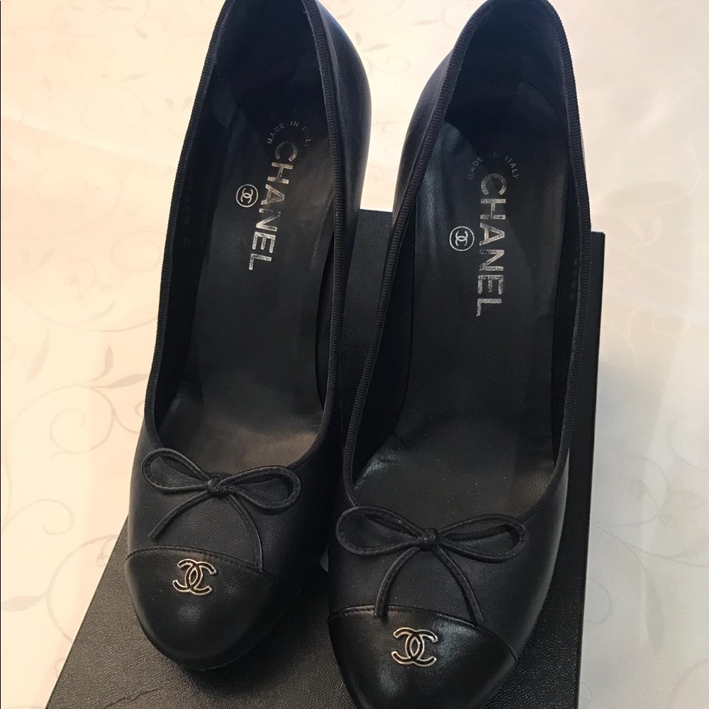 Chanel Dark Navy Blue Pump with Black Toe 39.5 - Picture 2 of 8